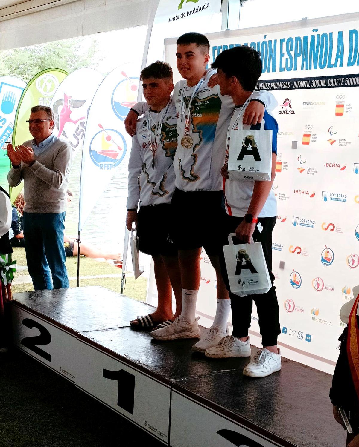 Mateo Caride (izquierda) y Martín González (centro) en el podio de la categoría infantil A en K-1.