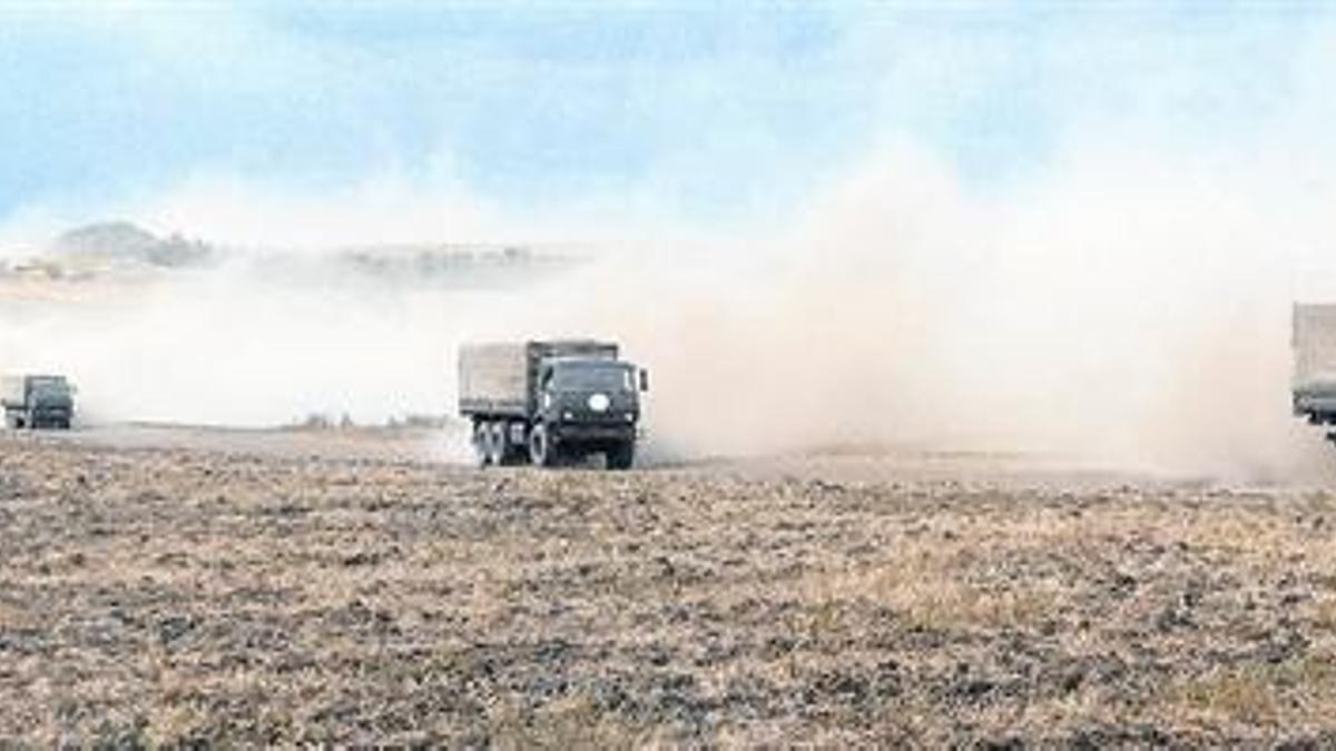 OPERACIÓN MILITARColumnas de blindados y camiones rusos ayer en Krasnodarovka, cerca de la frontera.