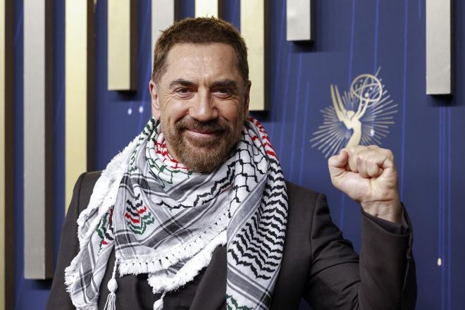 Javier Bardem, amb mocador palestí als Emmy, denuncia el genocidi i lloa el tall propalestí de la Vuelta