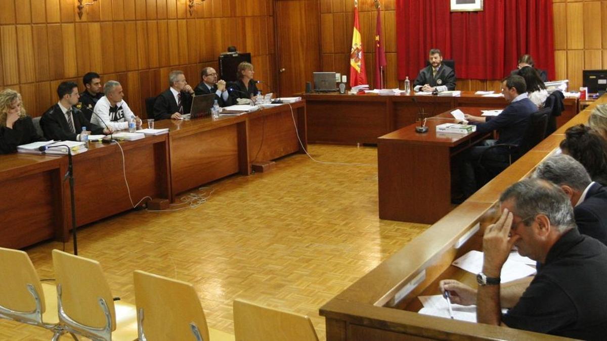 Juicio con jurado popular (a la derecha) celebrado hace unos años en la Audiencia Provincial.