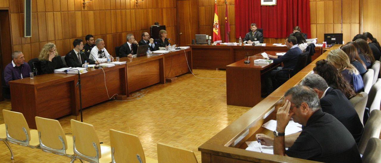 Juicio con jurado popular (a la derecha) celebrado hace unos años en la Audiencia Provincial.