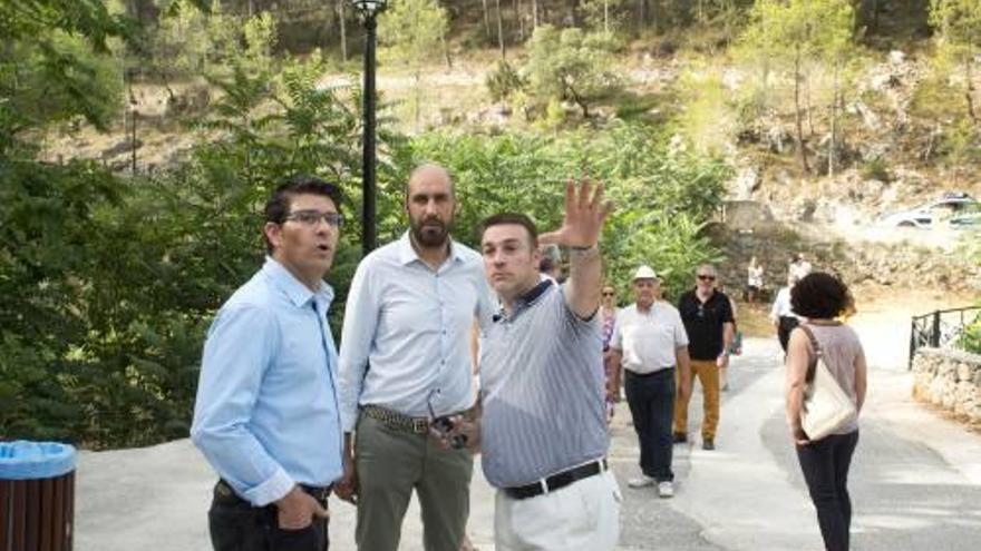 Rodriguez y Seguí con el alcalde de Enguera durante una visita.