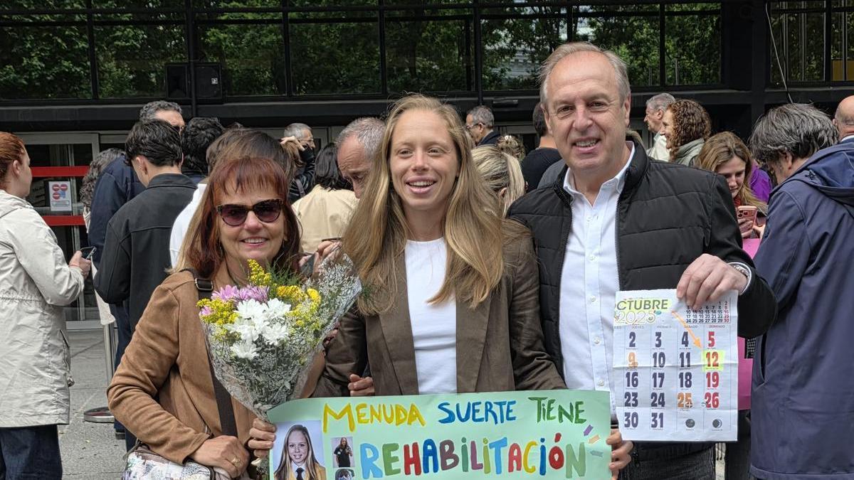 La piragüista, con sus padres, en Madrid, tras elegir plaza en el Hospital Doce de Octubre