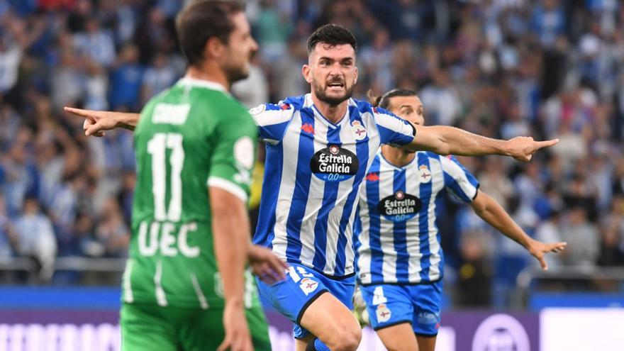 Pablo Vázquez celebra su gol al Cornellà en la primera vuelta con Canario en primer término. |  // CARLOS PARDELLAS