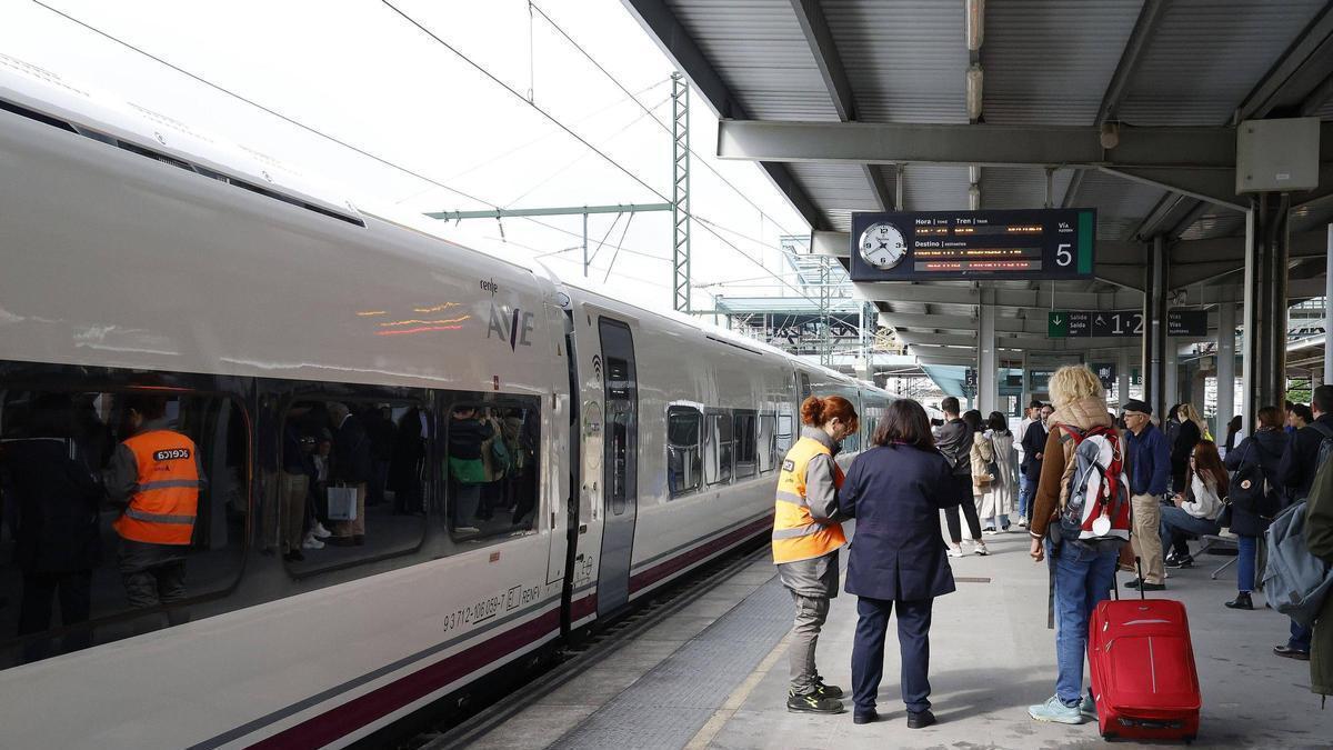 Pasajeros de un AVE en la intermodal de Santiago
