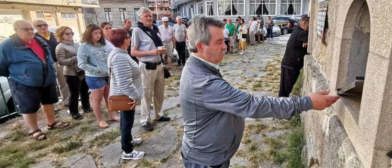 Aficionados haciendo cola para adquirir las entradas a la Feria Taurina // Faro