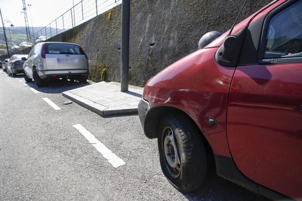 Los coches dañados por un vehículo en La Luz, Avilés