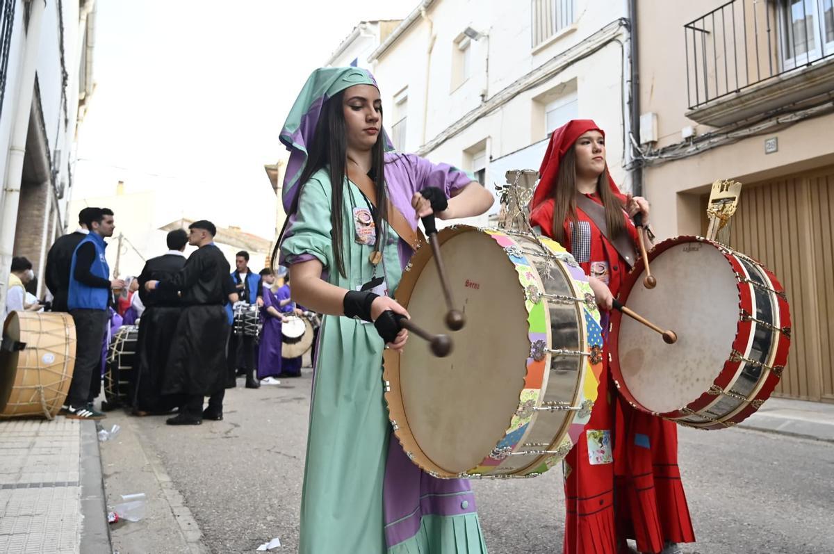 Tamborileras de dos grupos tocan en las calles de La Puebla de Híjar.