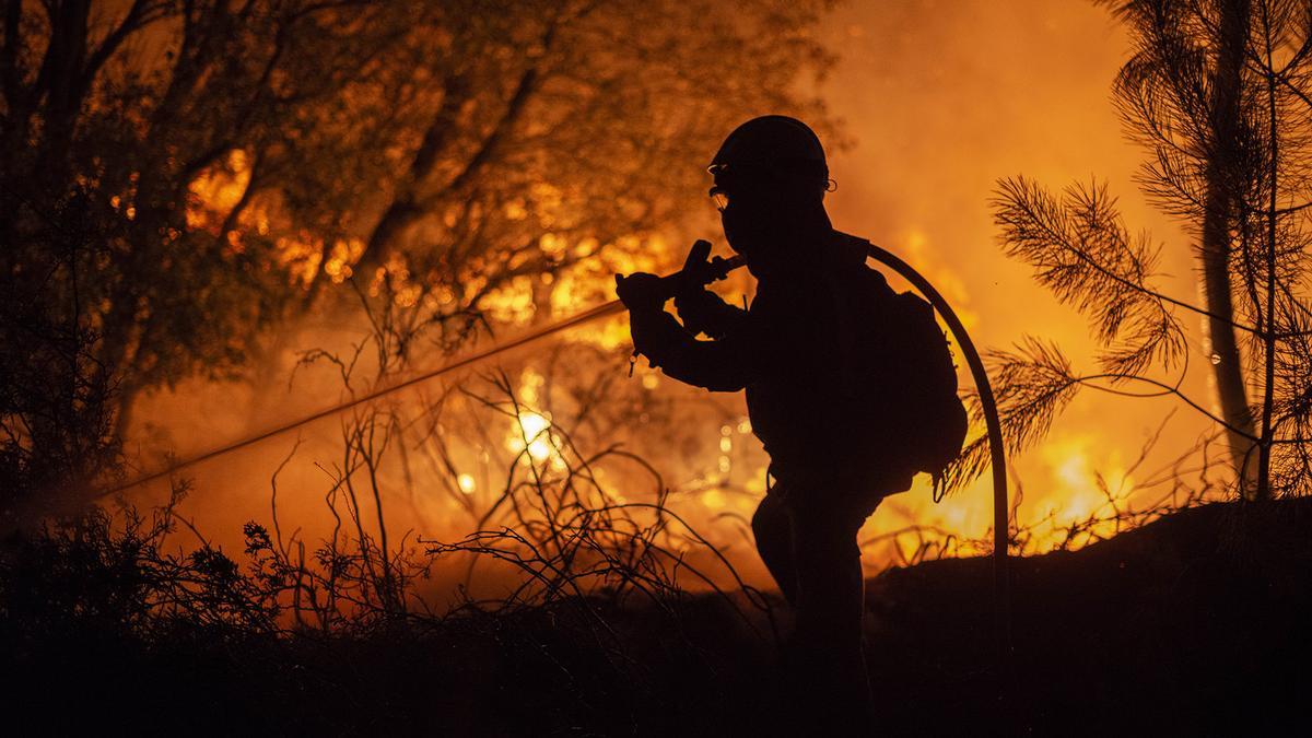 Un bombero forestal trabaja en el incendio de Castrelo do Miño