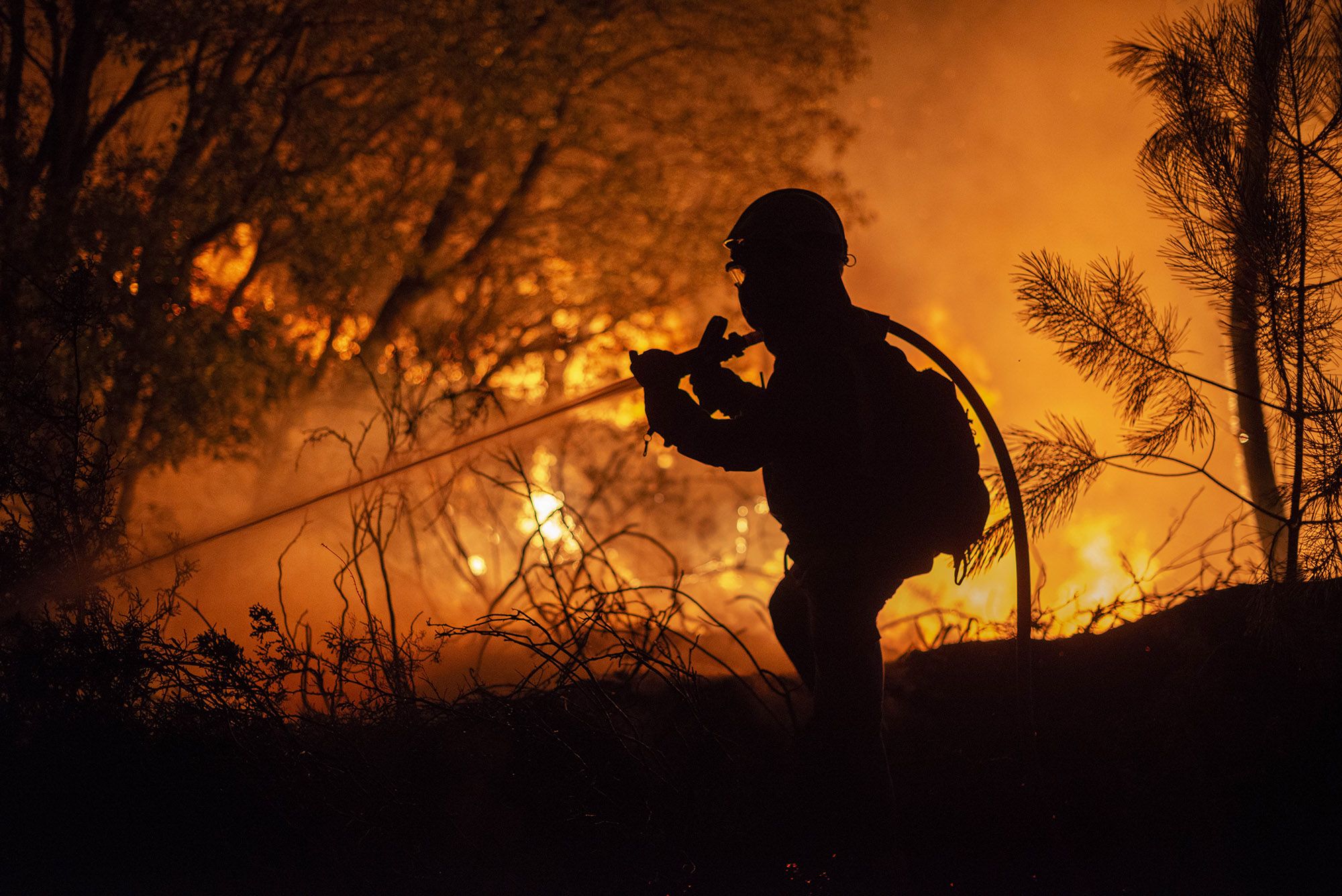 El incendio tuvo en vilo a los vecinos, arrasó al menos 150 hectáreas y afectó a la luz y las comunicaciones.