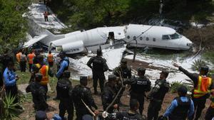 Personal de emergencias junto al avión que se ha salido de la pista en Tegucigalpa.