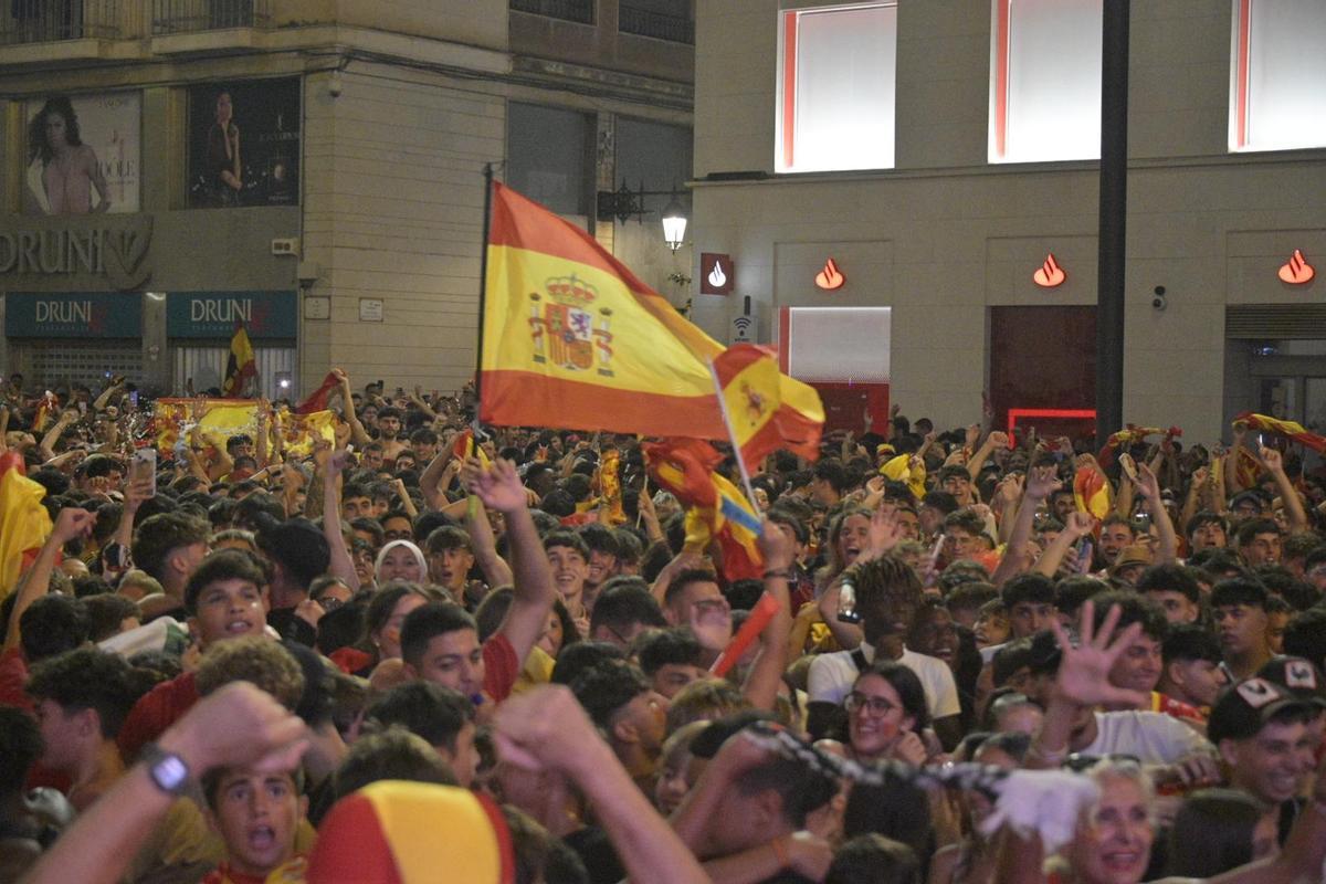 Banderas de España ondean en la Plaça de Baix durante el partido