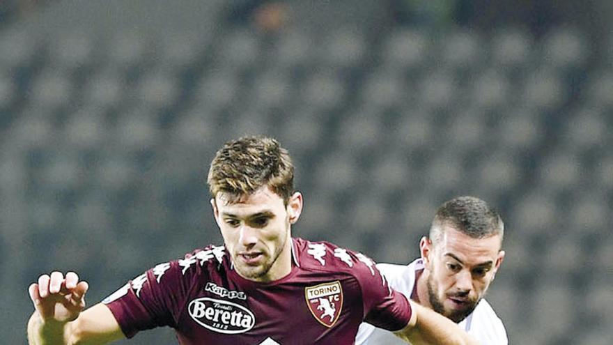 Lucas Boyé conduce el balón durante un partido con el Torino.