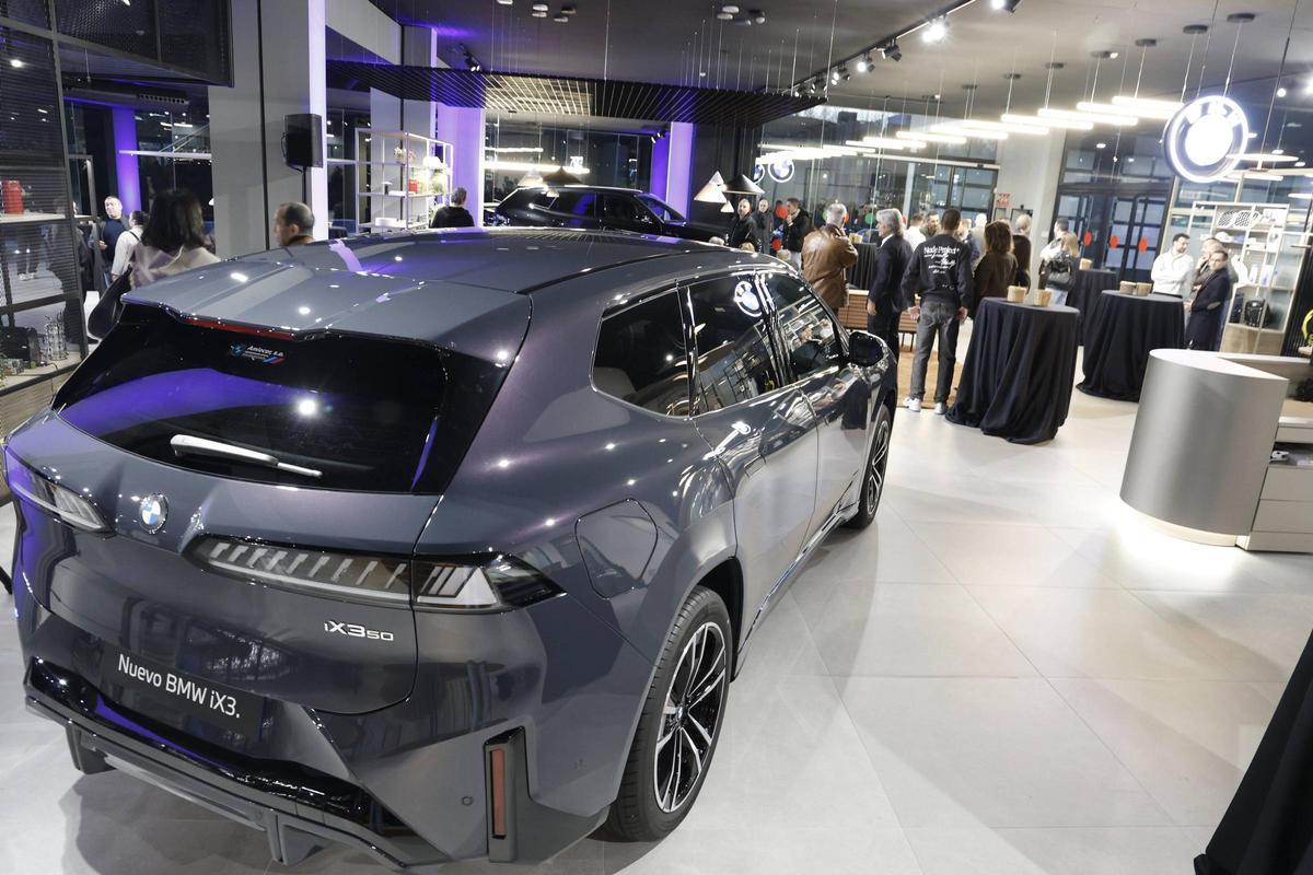 BMW presenta en Santiago el iX3 y las nuevas instalaciones de Amiocar