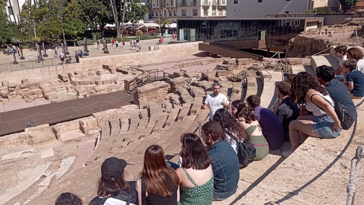 Otro momento de la intervención del guía en el Teatro Romano.