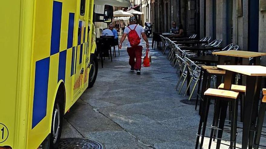 El sanitario en calle Lepanto: no pudo entrar con la ambulancia.