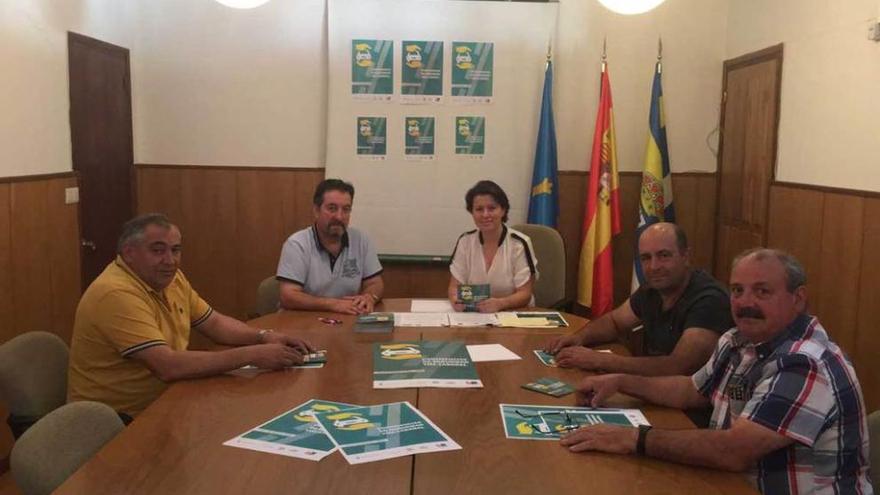 Por la izquierda, el concejal Leonardo Ron, Julio Magadán, Silvia Méndez y los también ediles Manuel Oviaño y José Antonio Linares, ayer en la presentación de las jornadas de seguridad vial.