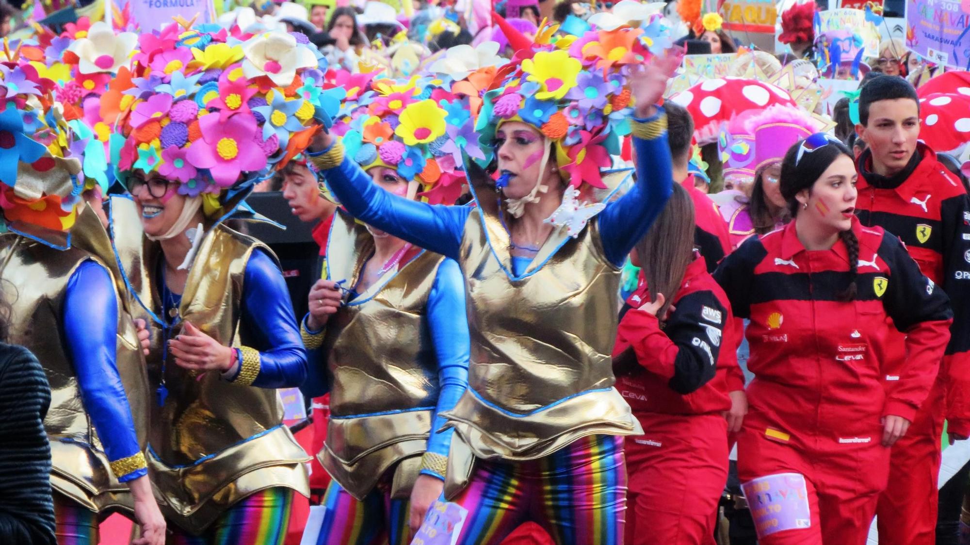 Multitudinario y colorido pasacalles de Carnaval en Monesterio