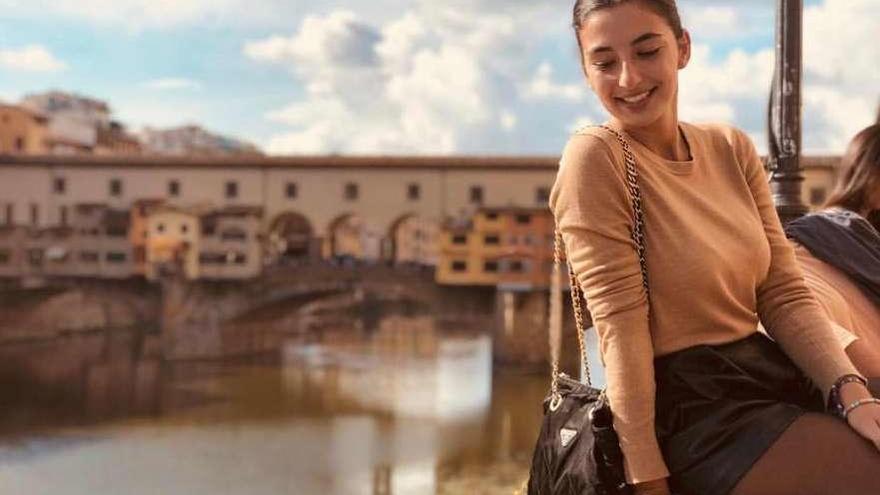 Elisa Castro, en Florencia, con el Ponte Vecchio al fondo.