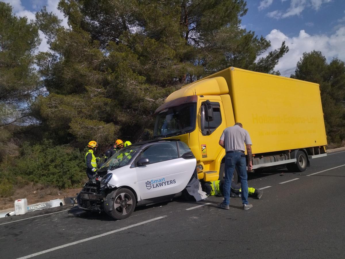 El coche ha sufrido un violento impacto