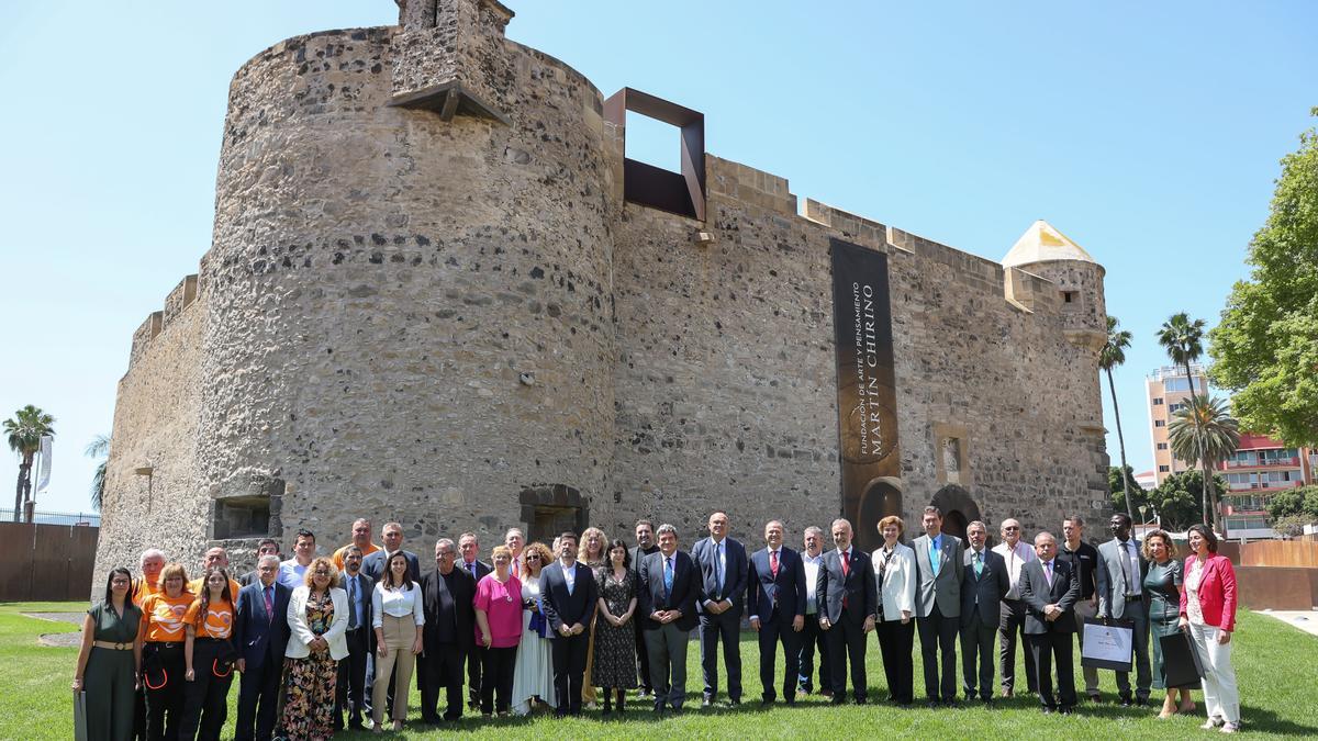 Instituciones y colectivos galardonados por su atención a las personas migrantes en Canarias, en el Castillo de La Luz.
