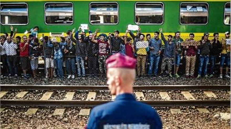 Refugiats esperant la sortida d&#039;un tren a Bicske, Hongria.