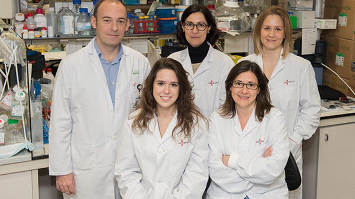 Las investigadoras Marta Moreno y Núria de la Iglesia, con su equipo en el Institut d'Investigacions Biomèdiques August Pi i Sunyer (Idibaps)