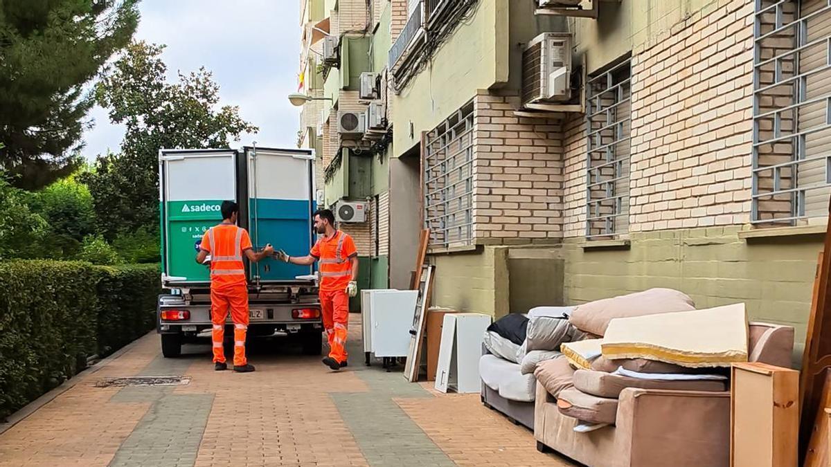 Trabajadores de Sadeco recogen enseres de un calle de Córdoba.