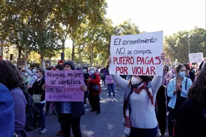 El feminismo reprocha a la ley del PSOE que no prevea salidas para las prostitutas