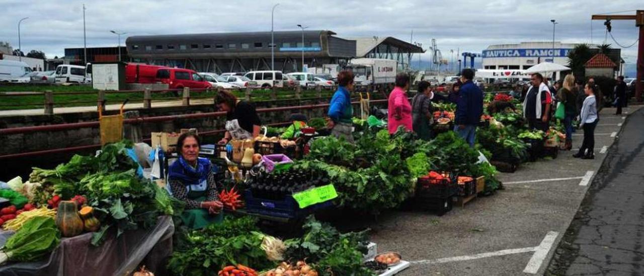 Las agricultoras vendieron sus productos en el exterior del mercado durante las obras. // Iñaki Abella