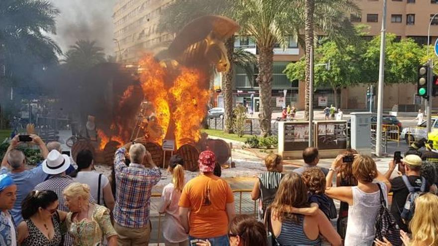 El fuego consume el «Caballo de Troya»