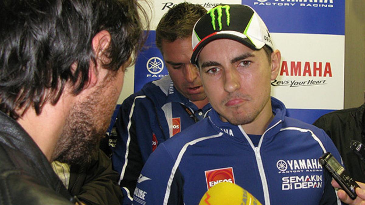 Jorge Lorenzo comenta con los periodistas la suspensión de los primeros ensayos del GP de Japón