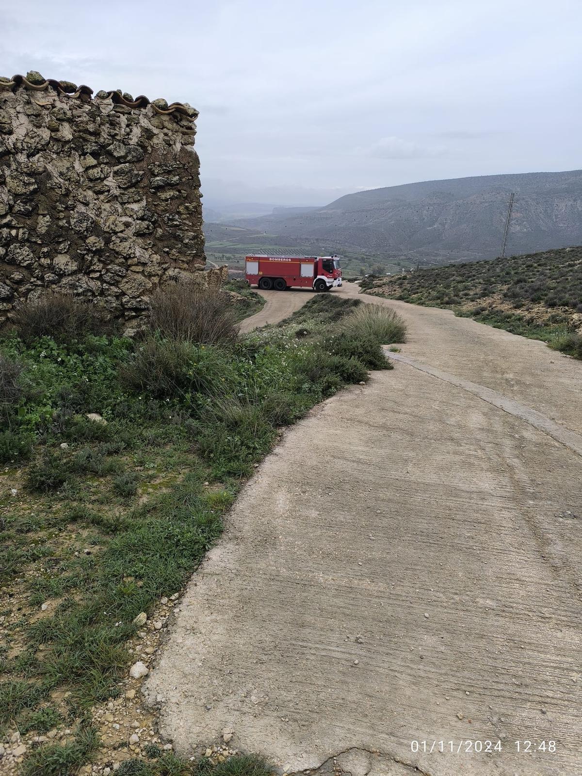 Los bomberos están llevando agua potable a la localidad de Ariño (Teruel), este viernes.