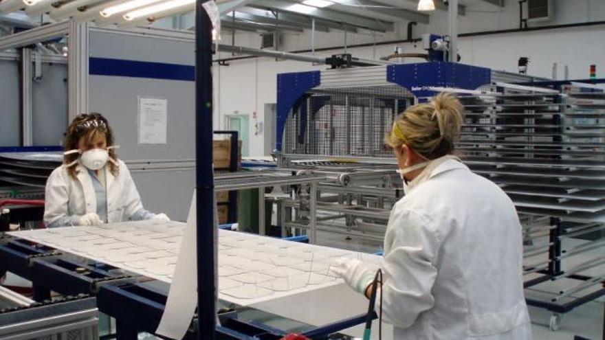 Dos trabajadoras de la empresa Pevafersa en la nave de fabricación de células.