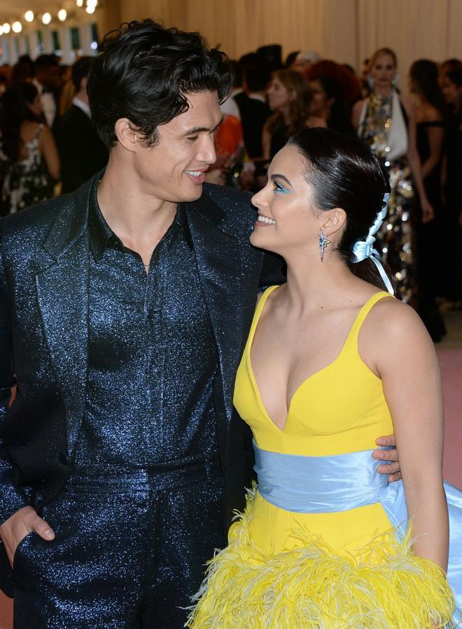 Camila Mendes y Charles Melton en actitud cómplice y cariñosa en la alfombra roja de la gala del MET