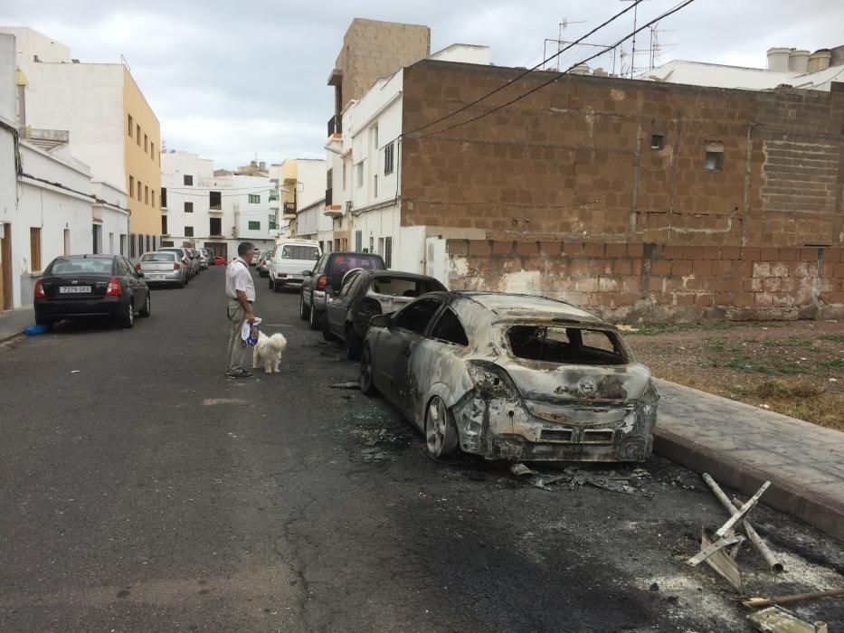 Incendio de un contenedor de basura y dos vehículo