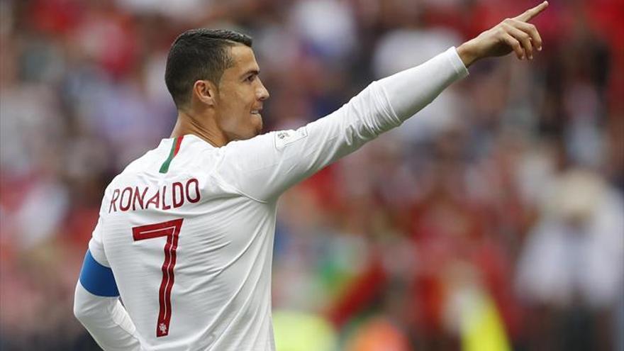 Ronaldo impone su ley y tira de Portugal