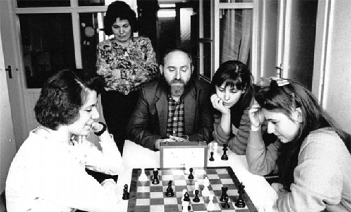 Judit, junto a sus padres,observa una partida de sus hermanas Susan y Sofía.