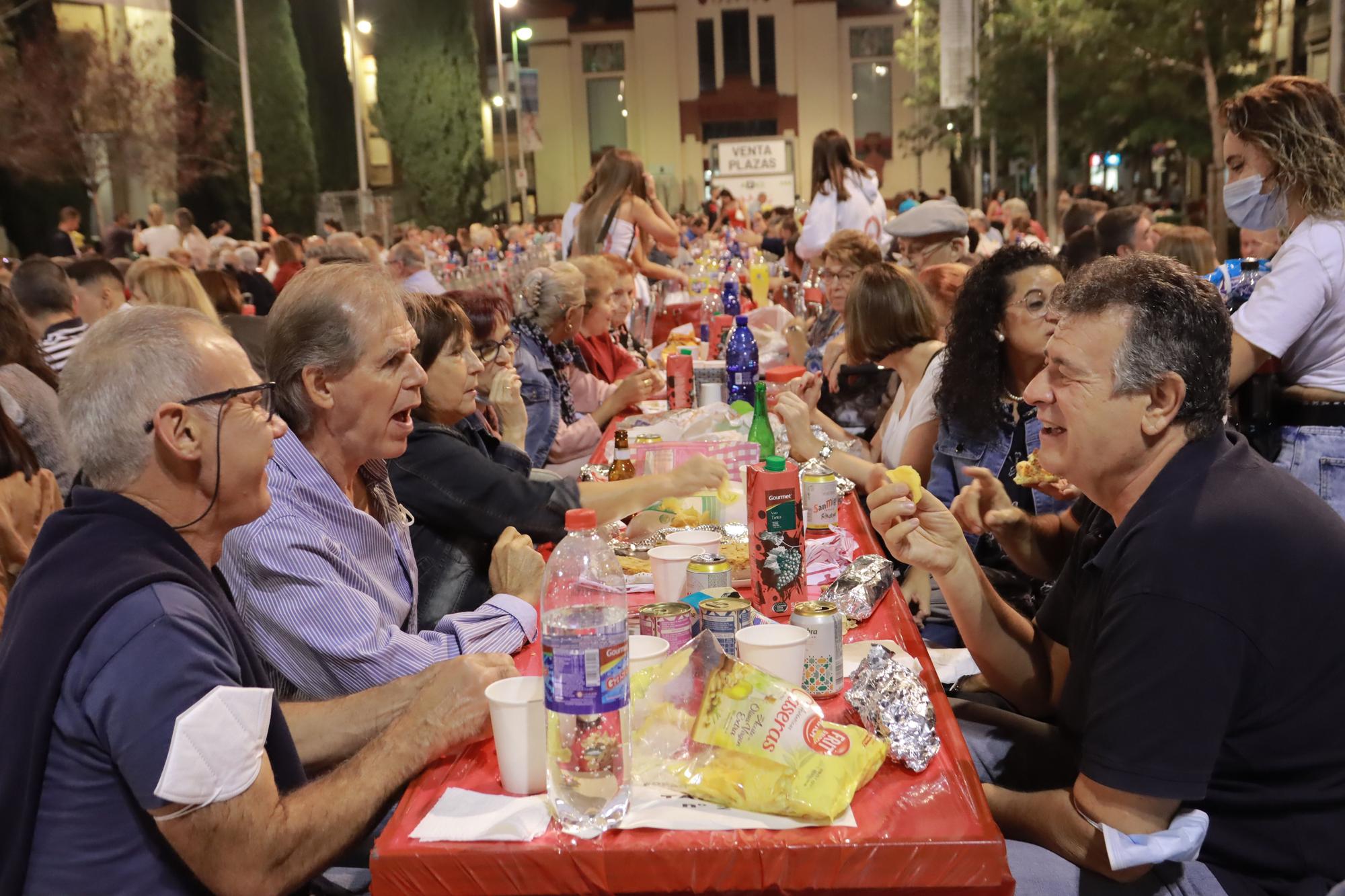 Búscate entre los comensales de la cena de 'pa i porta' en Almassora