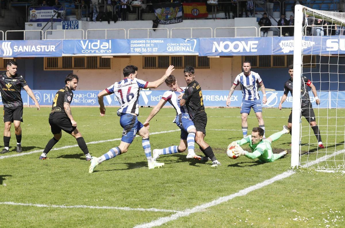 Una jugada del partido entre el Avilés y el Zamora