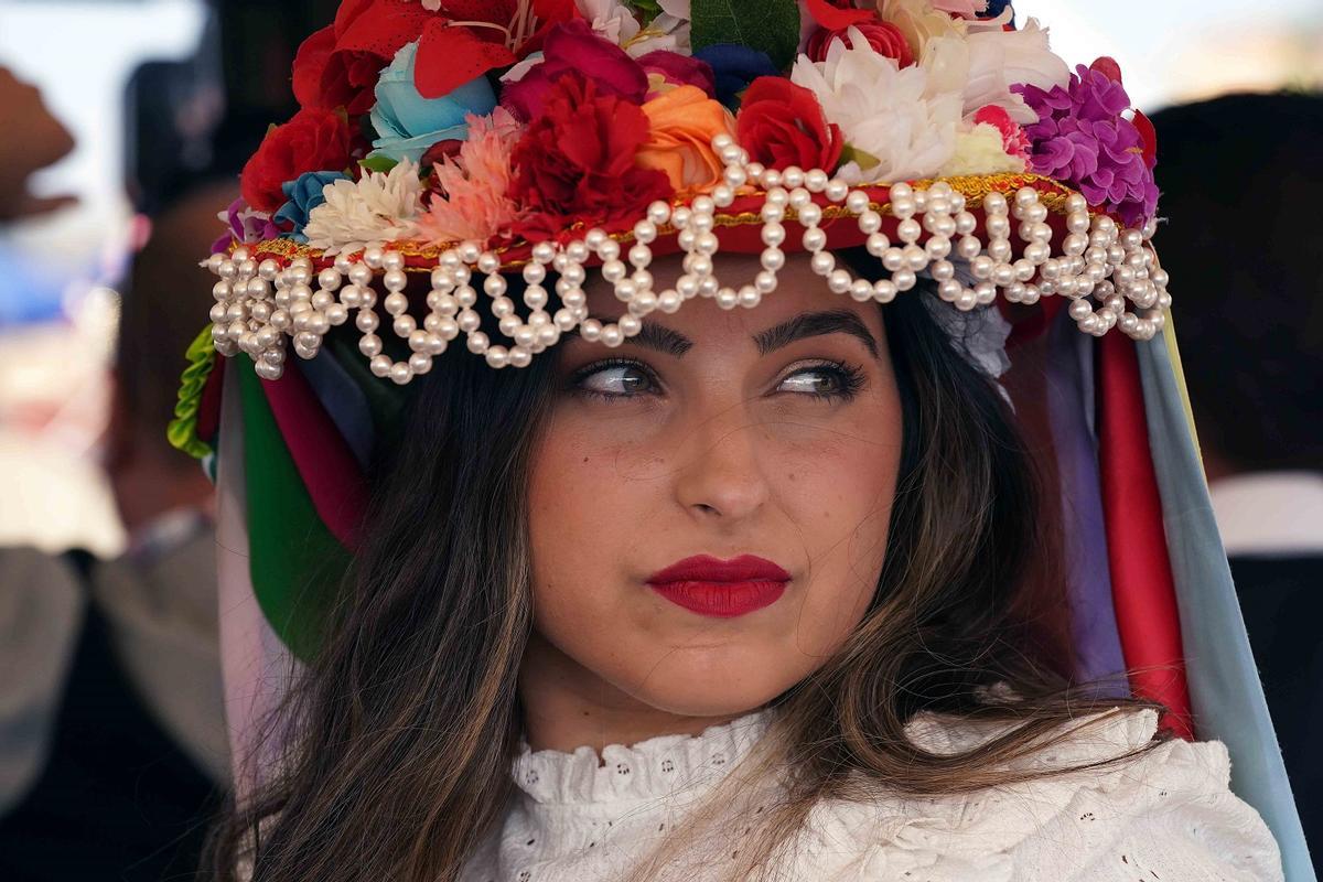 Una joven con sombrero de verdiales.