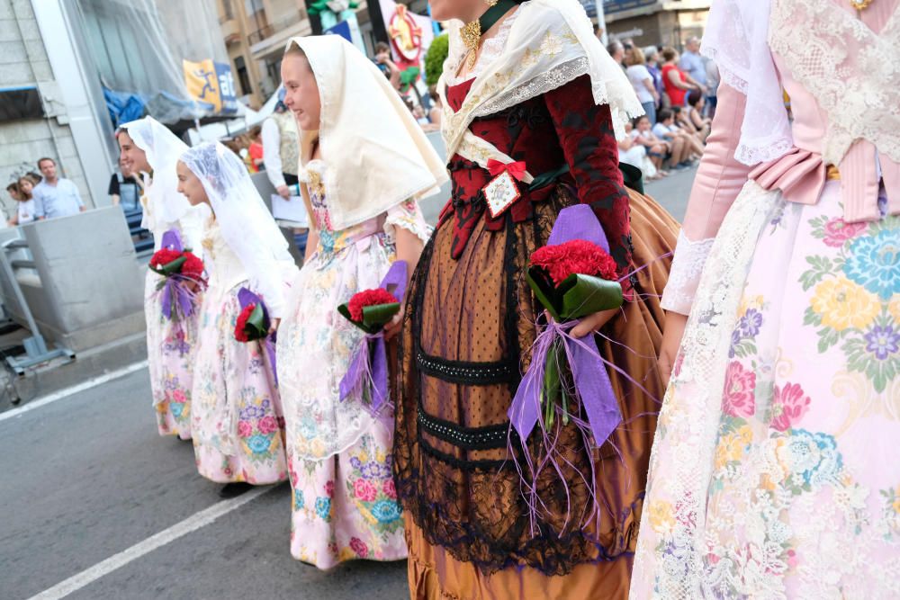 Los festeros aprovechan la Ofrenda para protestar contra la violencia de género con flores y lazos morados