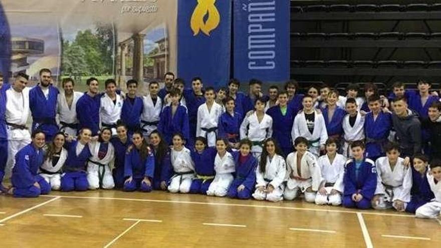 Los judokas posan durante el stage previo a la disputa del &quot;Ciudad de Avilés&quot;.