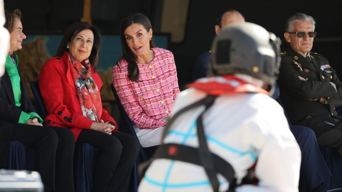 La Reina Letizia y la ministra de Defensa, Margarita Robles, durante el acto de clausura del Centenario de la primera aeroevacuación médica en España.