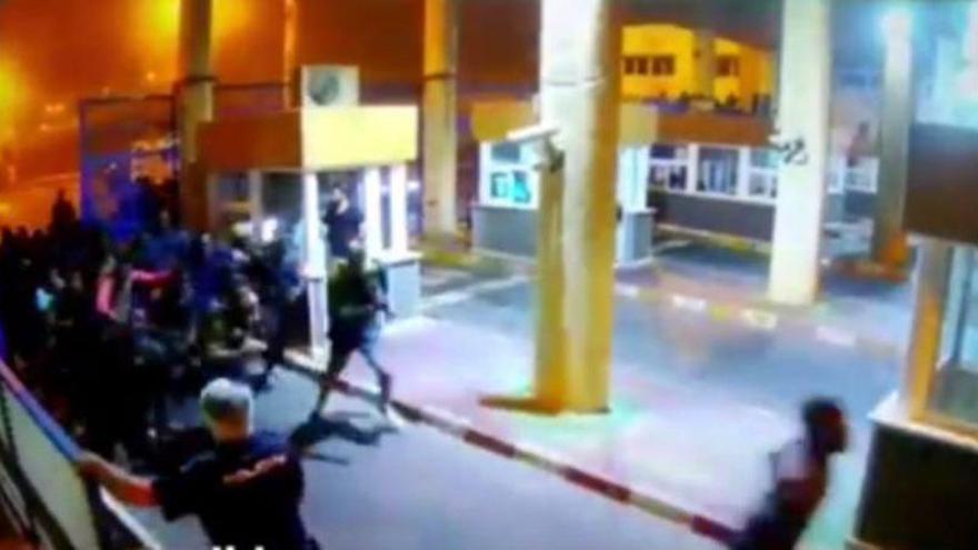 El vídeo de la entrada de inmigrantes en Ceuta muestra los intentos policiales de pararlos a golpes