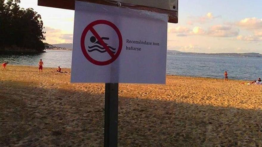 Un cartel desaconseja el baño en la playa bergondesa de Gandarío por alta concentración de bacterias.
