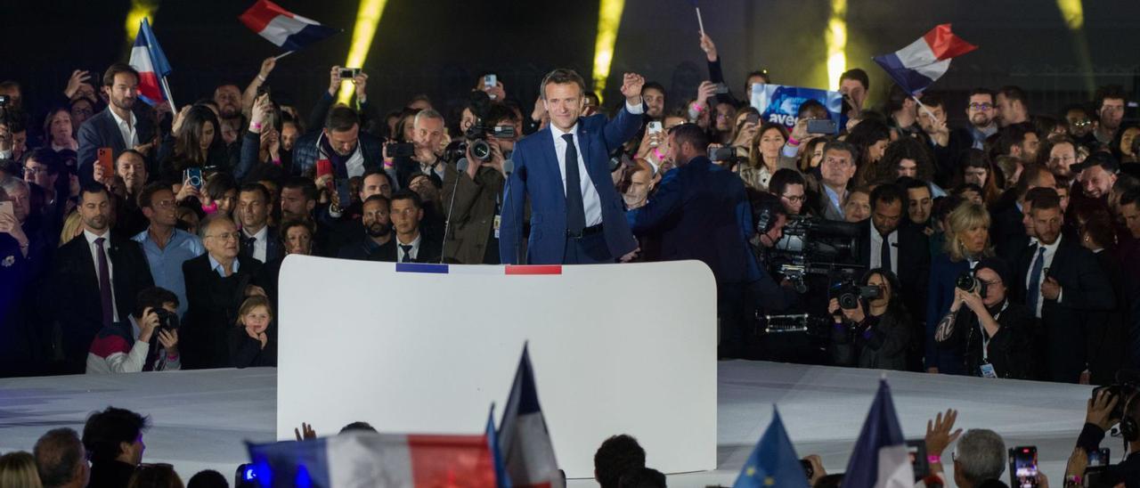 Emmanuel Macron celebra su victoria sobre la ultraderechista Marine Le Pen en las presidenciales francesas. | NATHAN LAINE