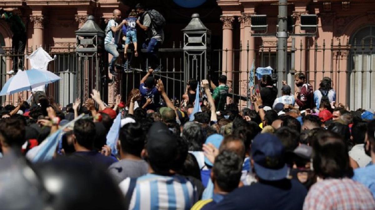 Buenos Aires alerta de un posible 'riesgo epidemiológico' tras el funeral de Maradona