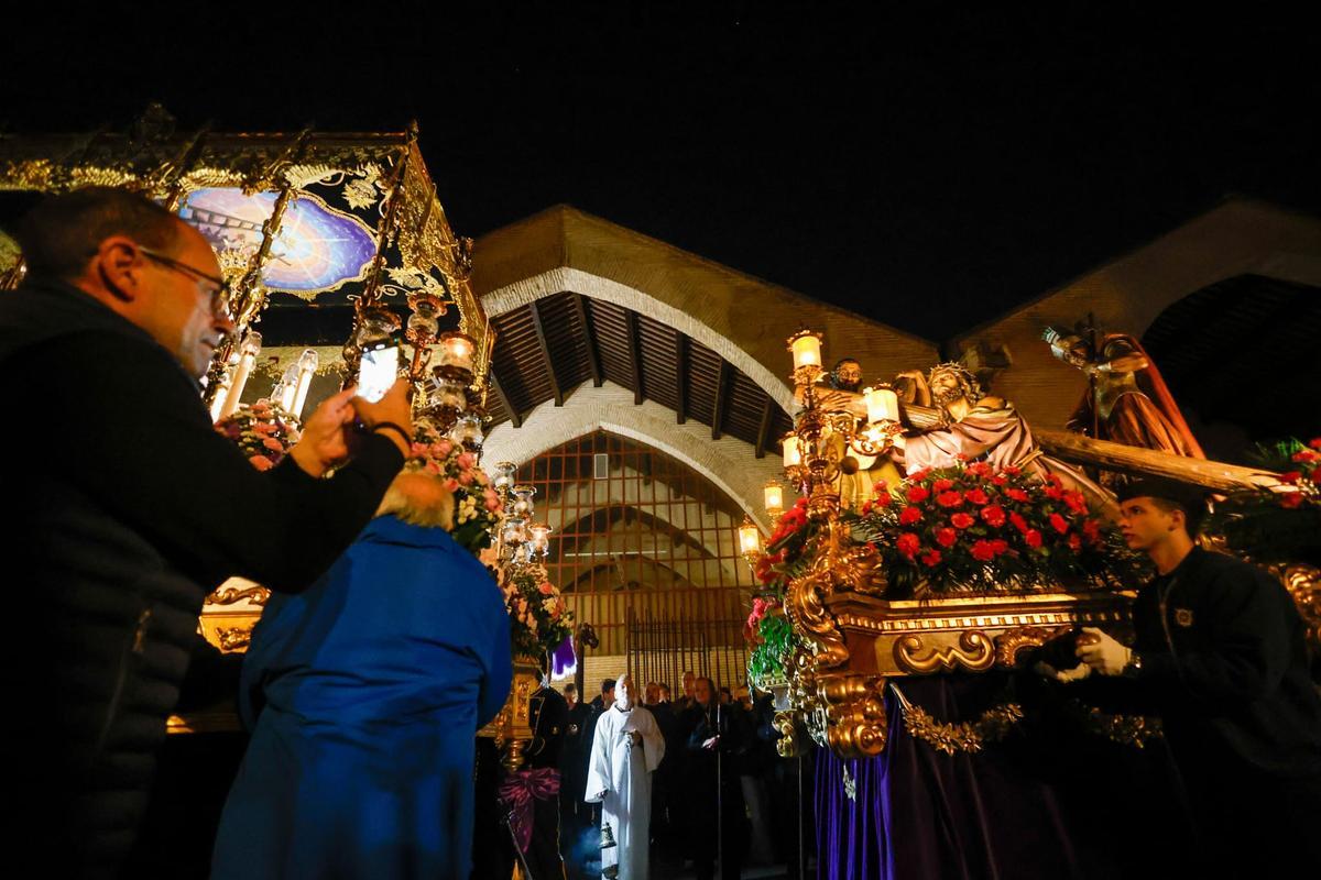 La Dolorosa del Grao y Jesús Nazareno se encuentran frente a las Atarazanas