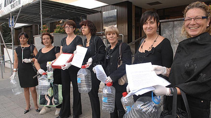 Varias de las trabajadoras de las guarderías municipales ayer. i J. C. CASTRO